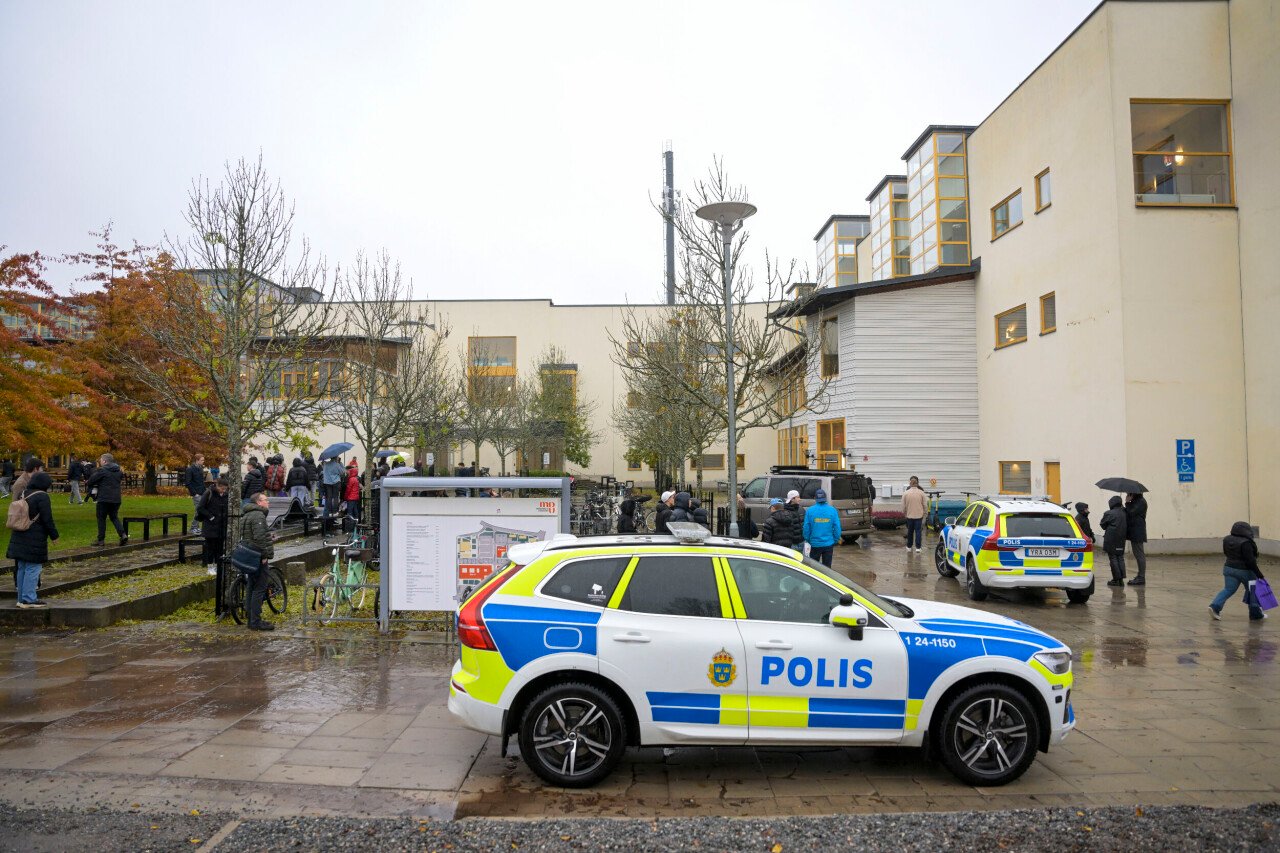 Polisen utreder ett eventuellt grovt brott på en gymnasieskola i Västerås.