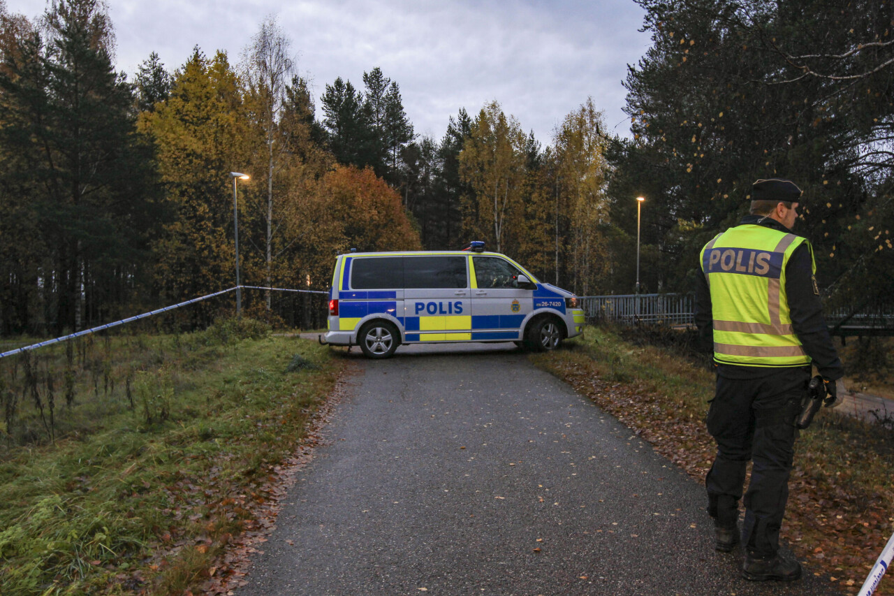 En 16-årig pojke hittades skjuten på en cykelbana i Sandviken sent på tisdagskvällen. Han fördes till sjukhus med ambulans men hans liv gick inte att rädda.