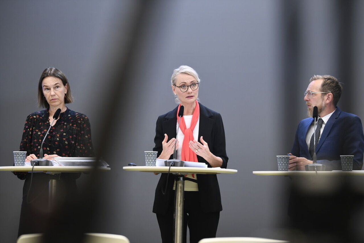 Socialstyrelsens generaldirektör Olivia Wigzell, Folkhälsomyndighetens generaldirektör Karin Tegmark Wisell och socialminister Jakob Forssmed (KD) vid fredagens pressträff.