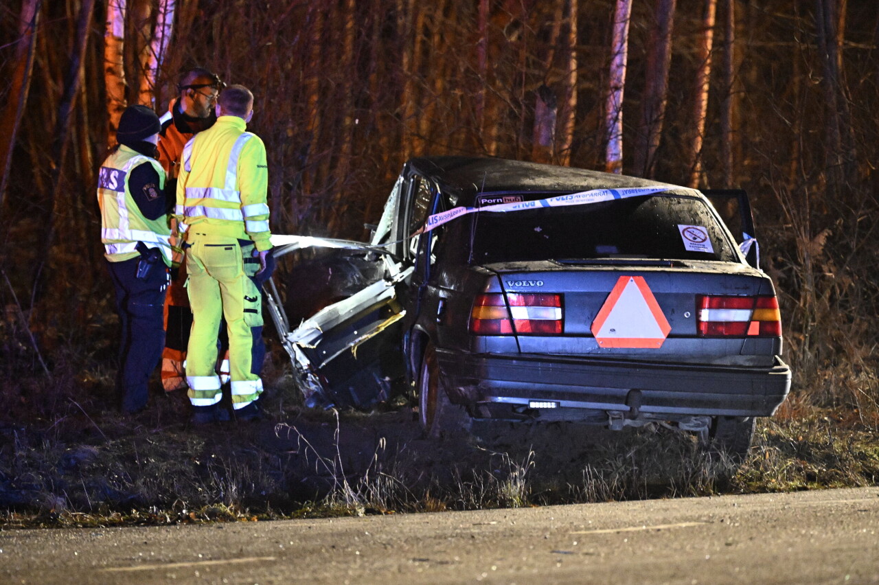 Tre personer har förts till sjukhus efter en krock mellan en A-traktor och en personbil på riksväg 21 i Tyringe på tisdagskvällen.