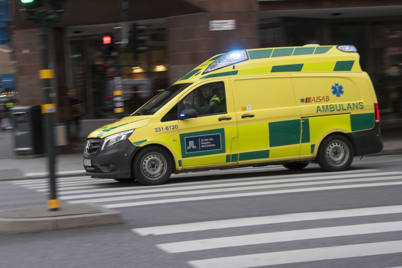 Stockholm 20201104Ambulans under utryckning i centrala Stockholm.Foto Fredrik Sandberg / TT kod 10080