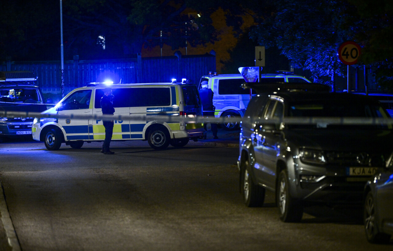 Polis vid avspärrning i stadsdelen Saltskog i Södertälje på fredagskvällen efter larm om en skottlossning.