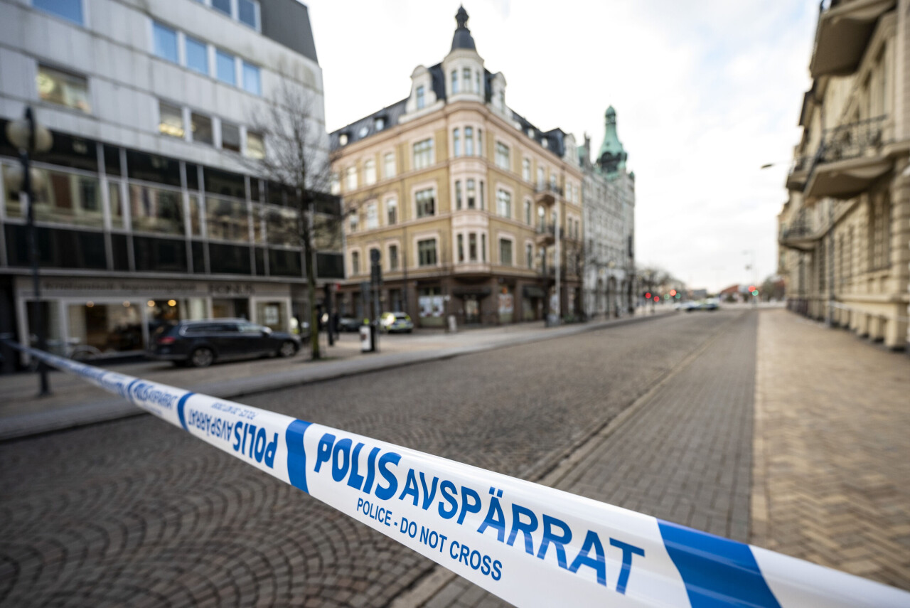 Polisavspärrningar utanför gymnasieskolan i Kristianstad, där en elev och en lärare knivskars i januari.