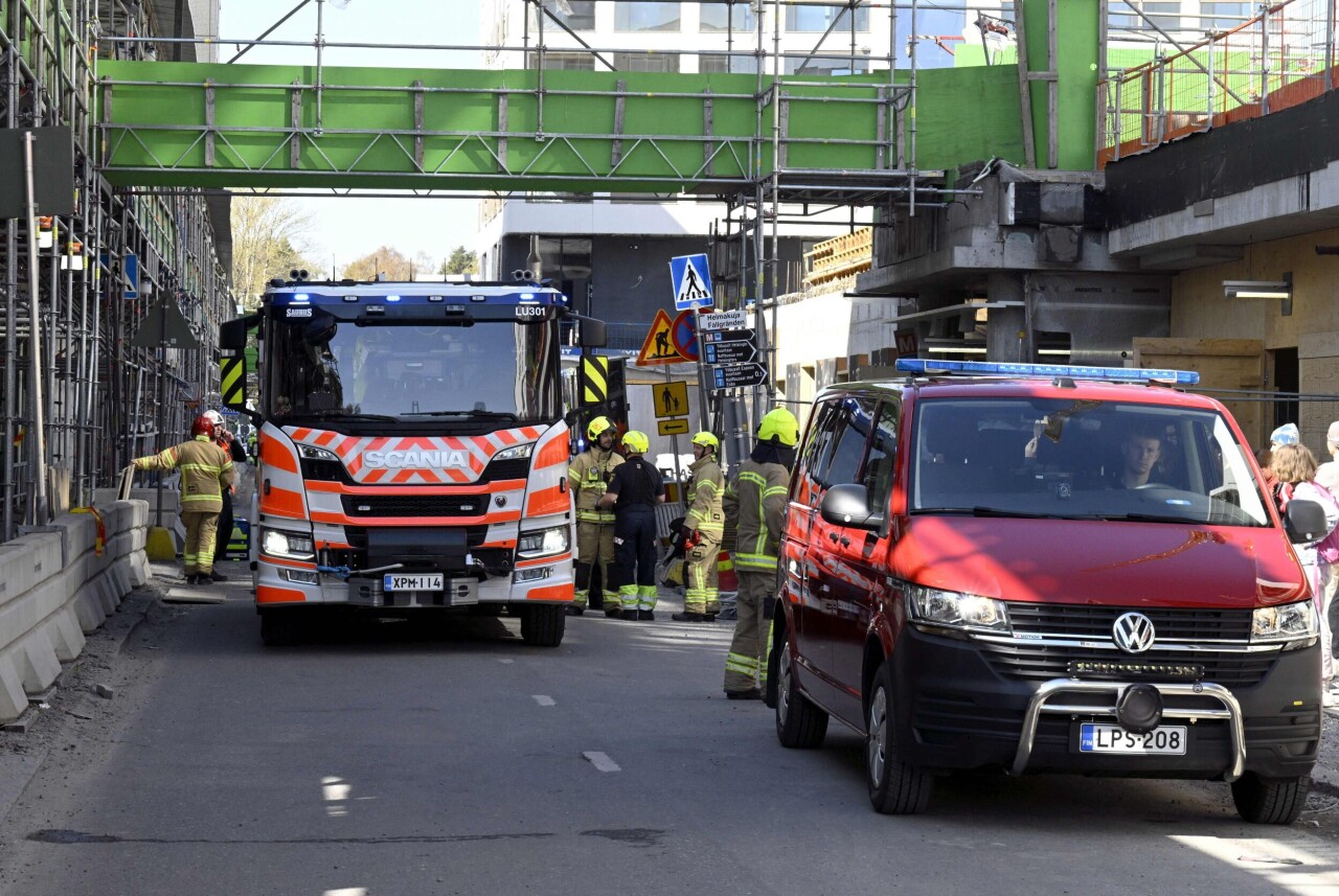 Räddningstjänst vid olycksplatsen i Hagalund i Esbo. Många skolbarn skadades när gångbrons golv kollapsade.