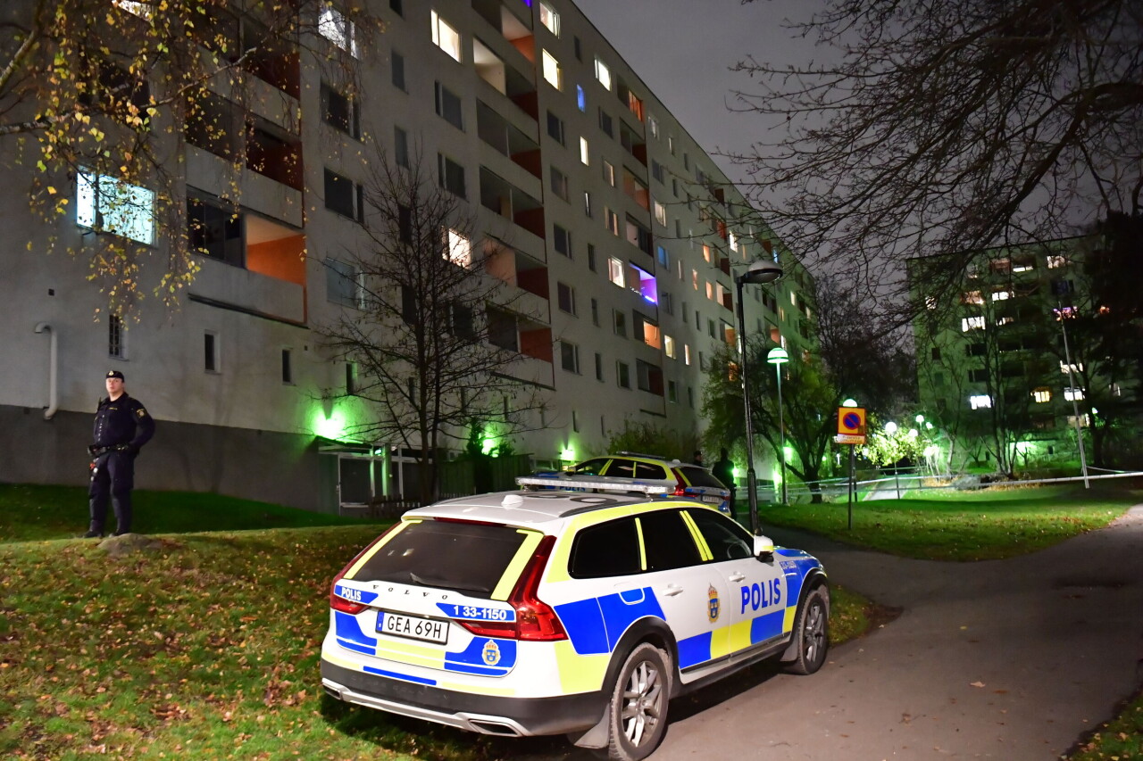 En man i 40-årsåldern åtalas i dag misstänkt för mord och mordförsök på sina två minderåriga barn i Hässelby i höstas.