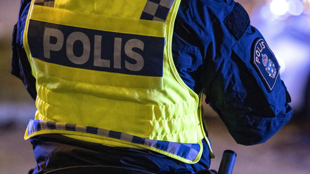 En ensam pojke i pyjamas hittades utomhus under söndagen. Två timmar senare ringde pojkens mamma in till polisen.