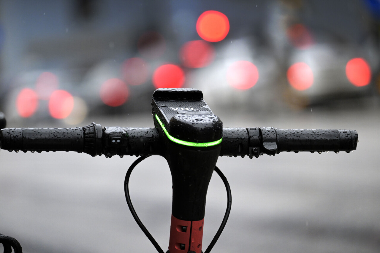 Tre unga flickor har förts till sjukhus efter att ha färdats på en elsparkcykel.