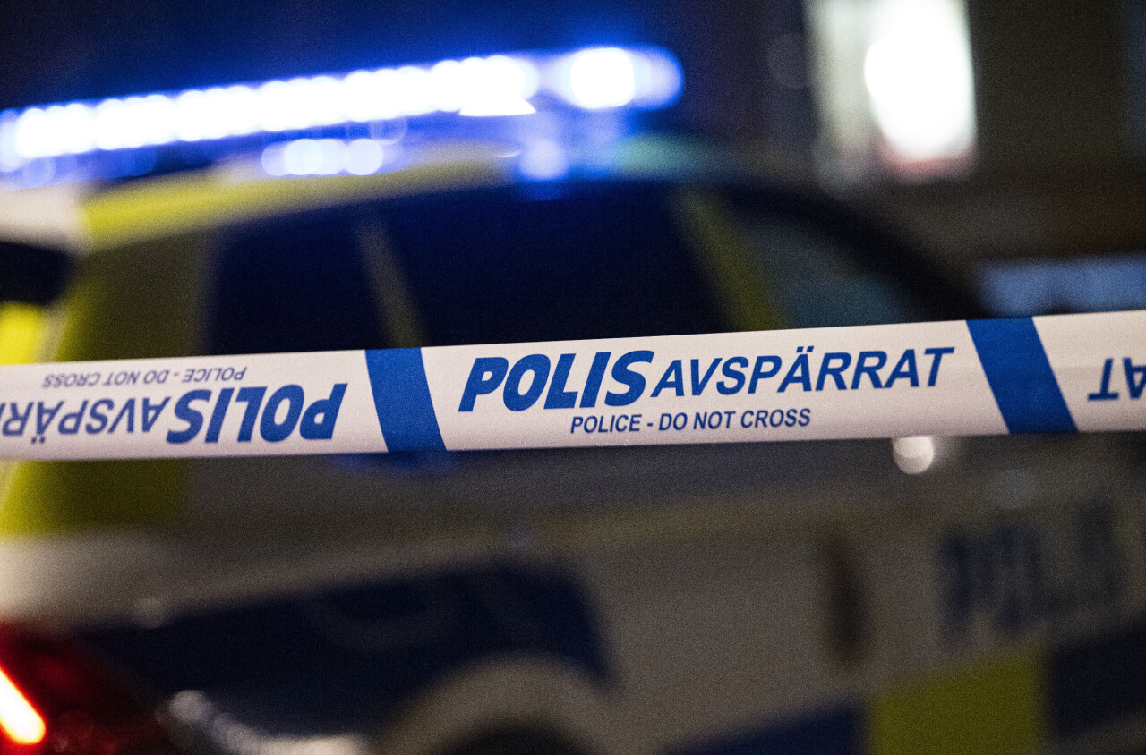 En kvinna och ett barn skadades i ett bråk i Kista. Polisen utreder händelsen.